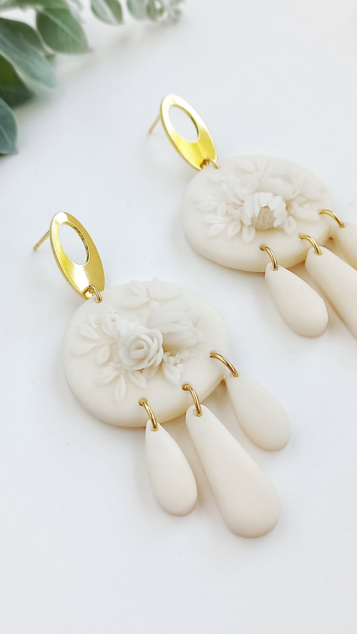 Chaska Protea - Medium Cricle earring with gold stainless steel oval