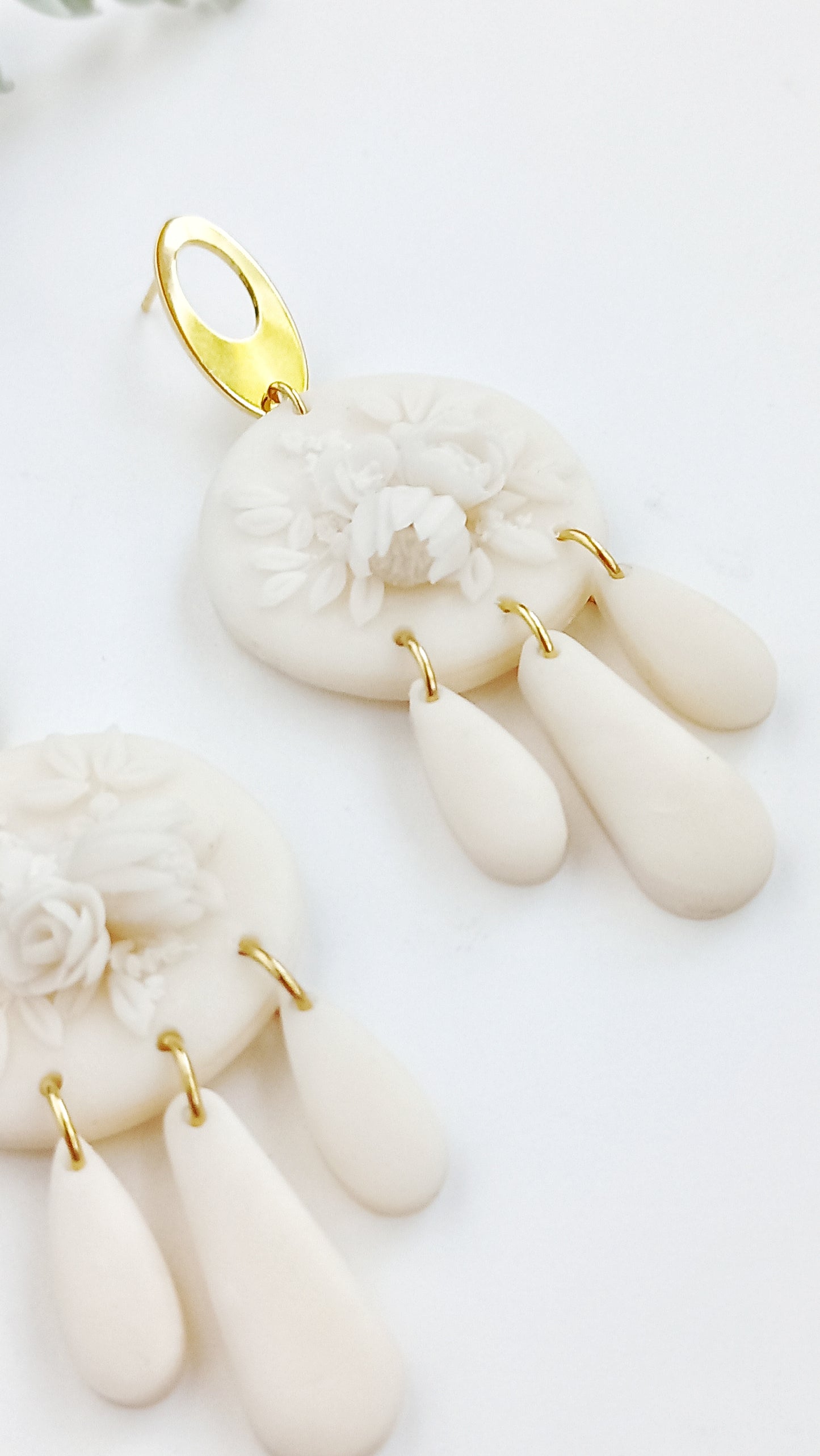 Chaska Protea - Medium Cricle earring with gold stainless steel oval